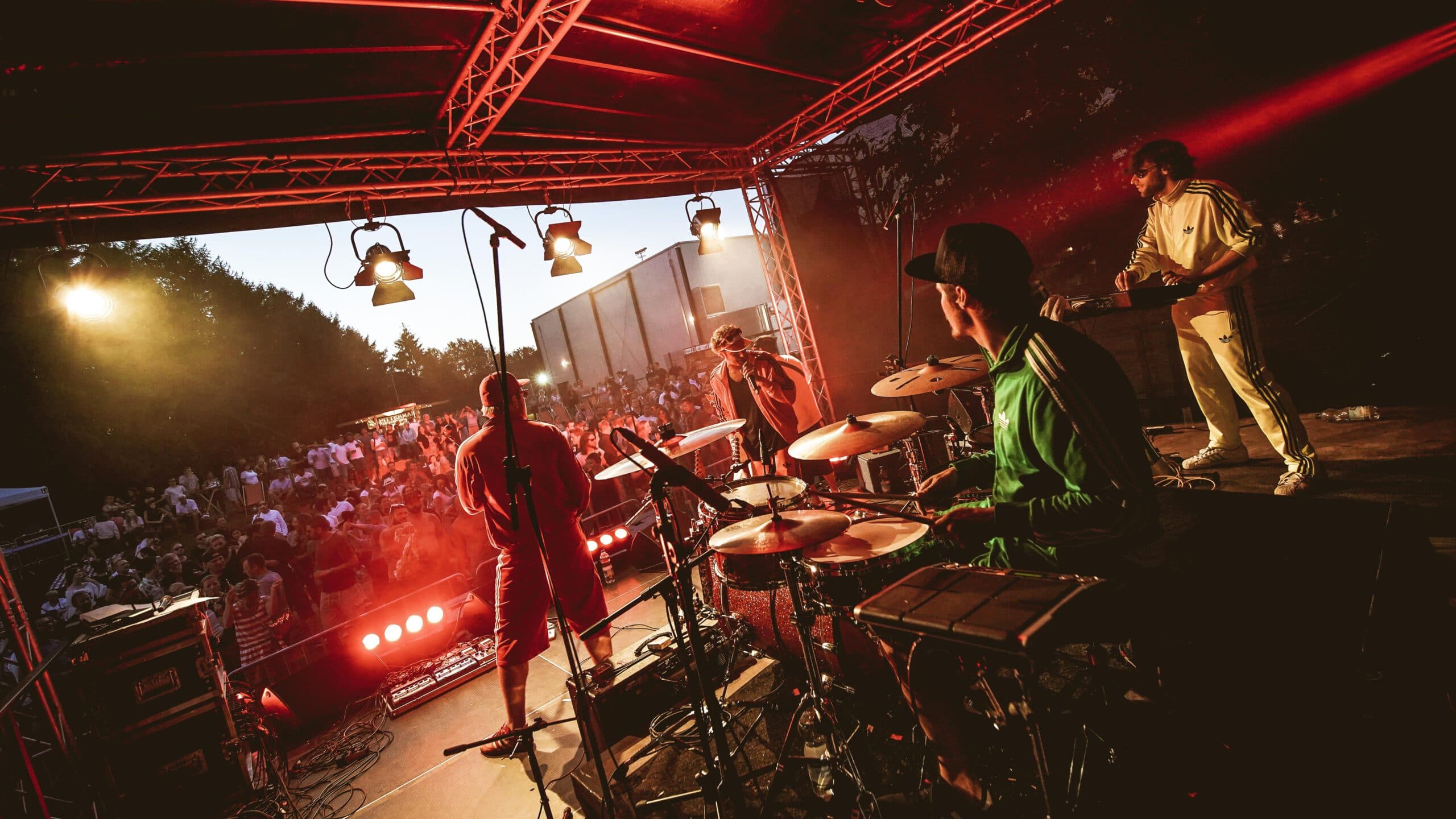 Bühnenrand mit Menge