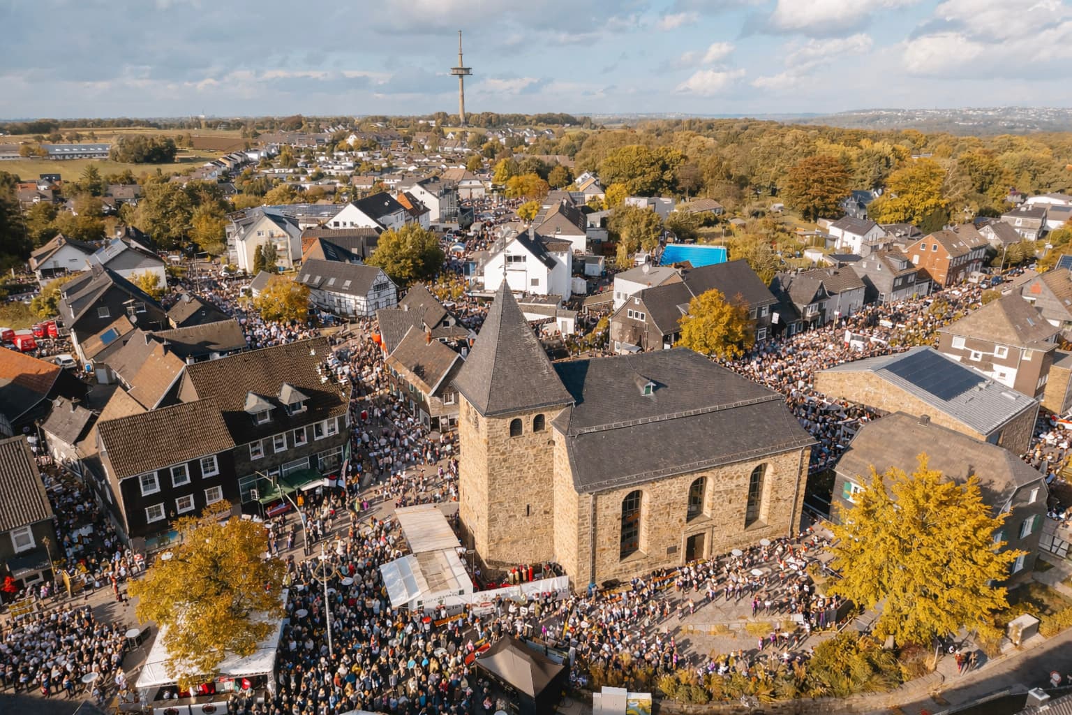 Luftaufnahme Witzhelden mit Kirche und vollbesetztem Festgelände beim Erntedankfest